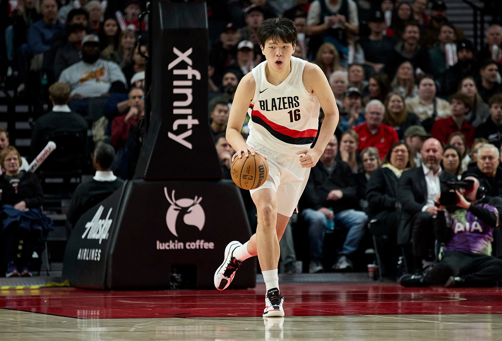 差了一点点！杨瀚森持球强攻 但勾手打到篮筐前沿不中