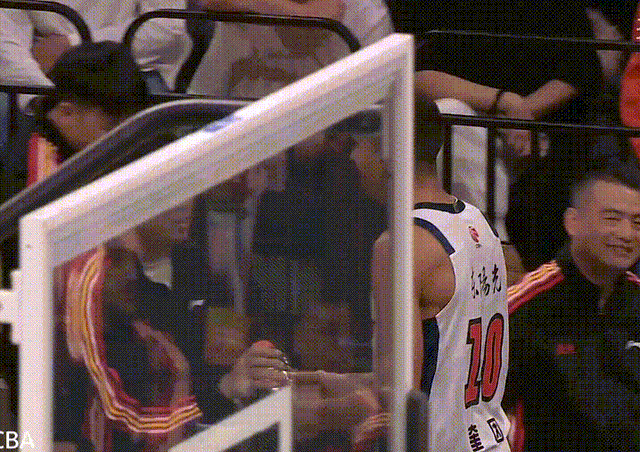 星空体育app-生涯之夜！奎因12中10轰30分成客场消声器，一人得分超辽宁三外援