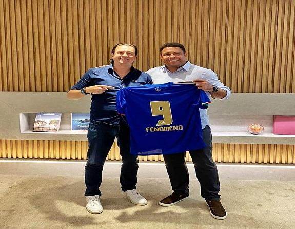 xingkong.com-老板罗纳尔多穿的第一件克鲁塞罗球衣 卖了1万欧